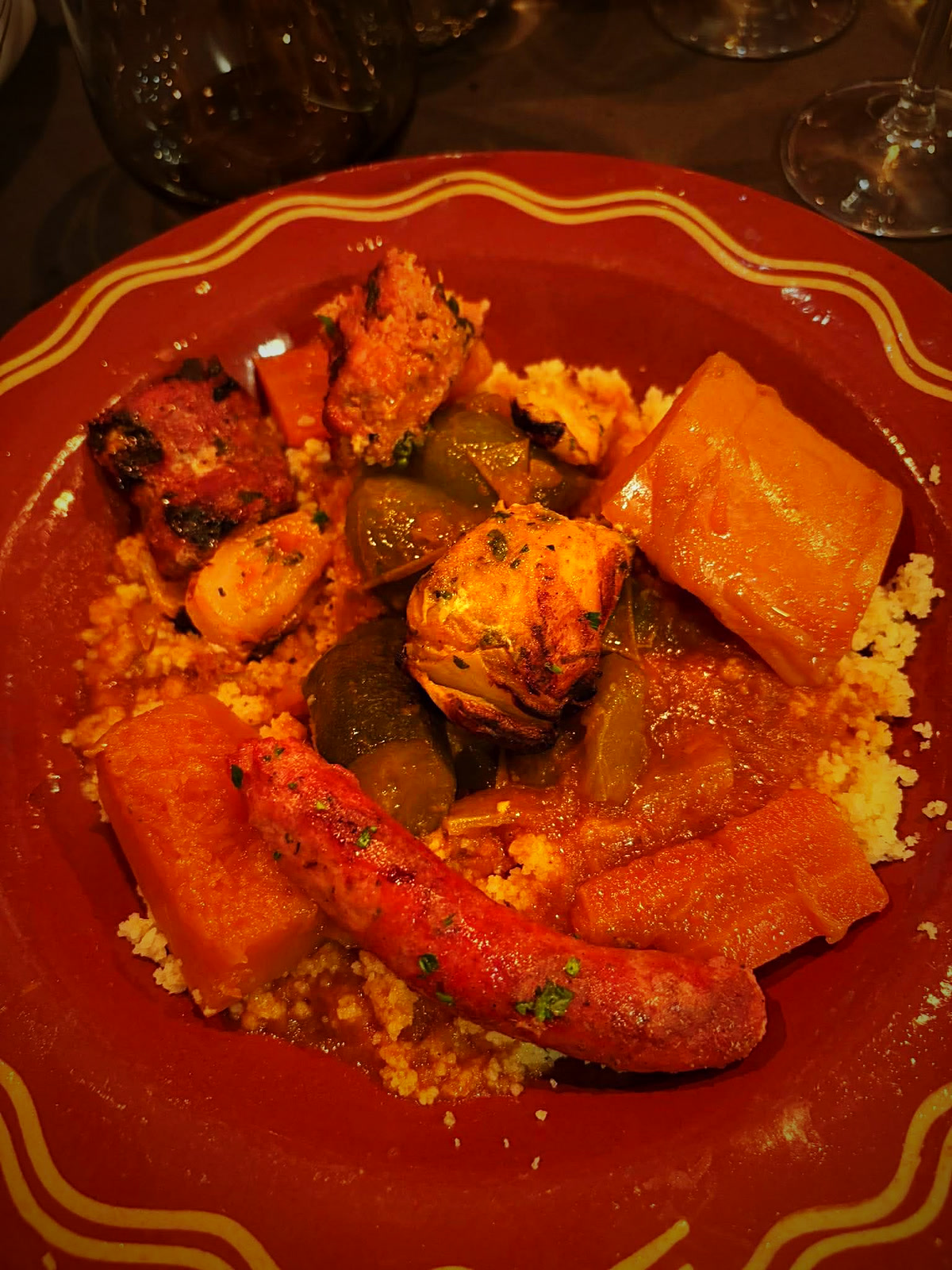 Couscous royal met merguez, kip en gestoofde groenten