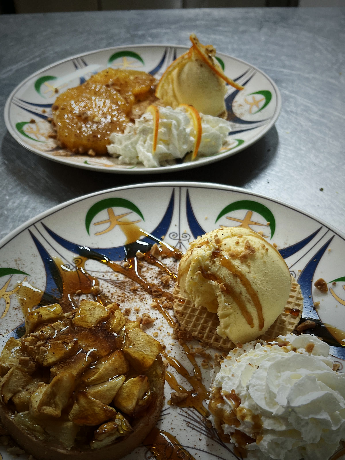 Marokkaans dessert met gekarameliseerde appel, vanille-ijs, slagroom en karamel