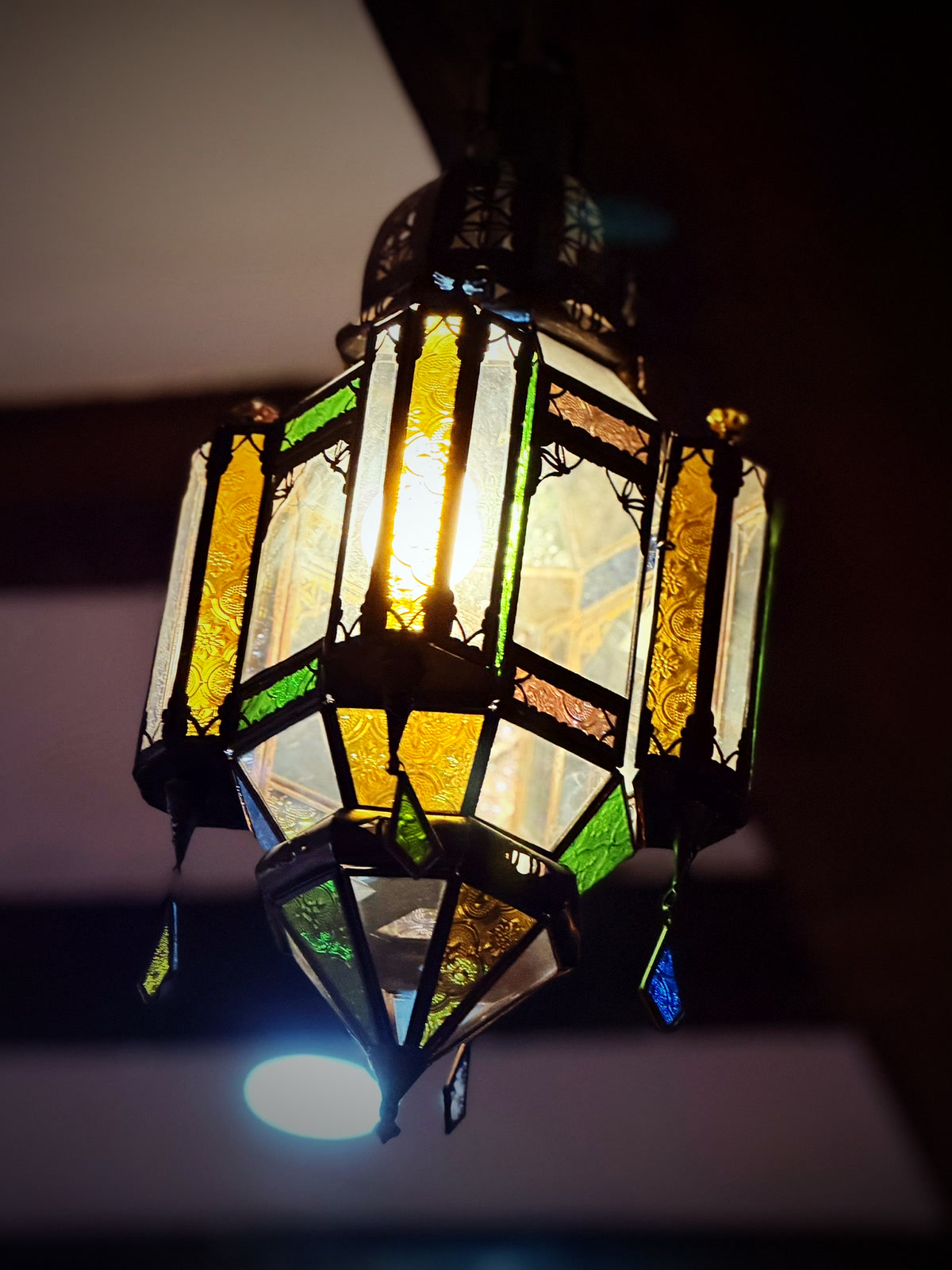 Glas-in-lood lantaarn in de zaal van Tafilalet