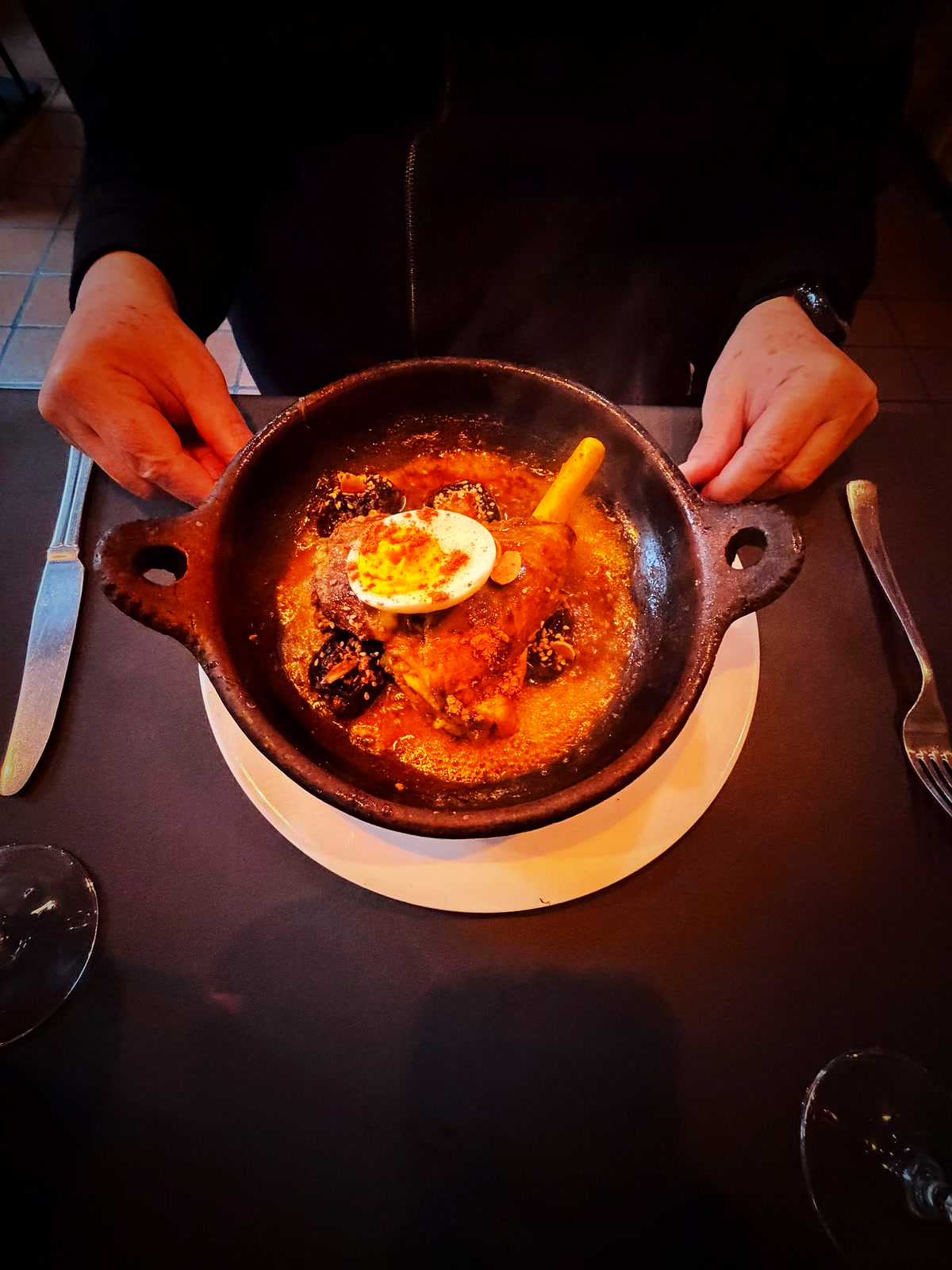 Tajine met lamsvlees, ei, amandelen en kaneel