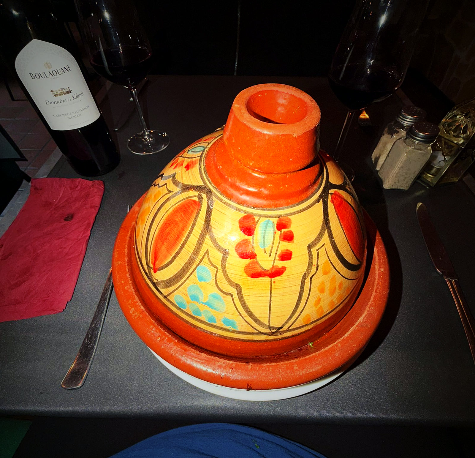 Met de hand beschilderde tajine, klaar om te serveren
