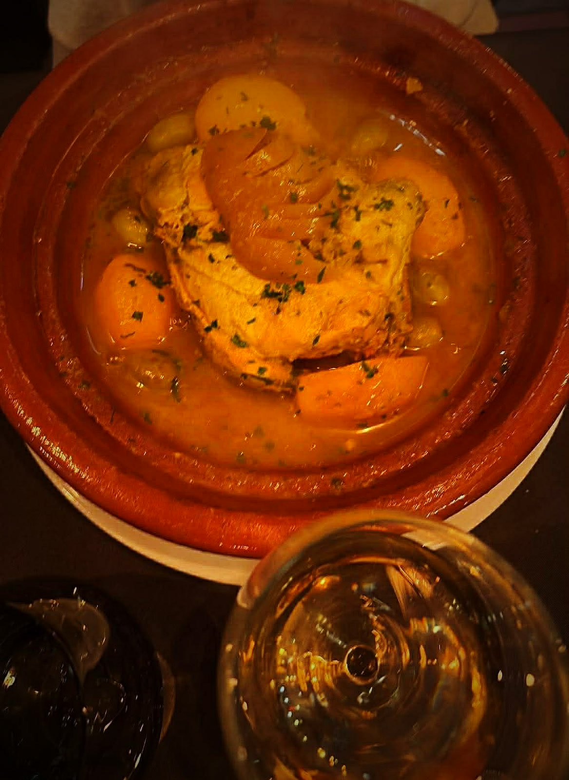 Kiptajine met groene olijven, wortel en saffraansaus